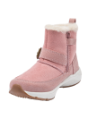 Bota textil/sintética perfecta para combinar con jeans ajustados o vestidos sueltos, ofreciendo comodidad invernal.
