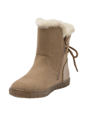 elegante bota taupe casual chic de niña, con estética acogedora y diseño cálido para actividades informales y escolares.