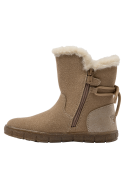 bota taupe de niña con detalles de costura visible y lazo decorativo, perfecta para combinar con leggings o jeans ajustados.