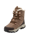Bota con lengüeta acolchada y ribete peludo en el forro superior, ofreciendo confort y aislamiento térmico.