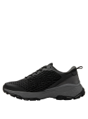 Calzado negro de trail running para hombre, ideal para paseos urbanos y actividades recreativas.