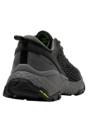 Zapatilla negra de hombre con exterior sintético y textil, estilo versátil para combinar con ropa casual o deportiva.