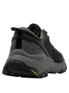 Zapatilla negra de hombre con exterior sintético y textil, estilo versátil para combinar con ropa casual o deportiva.