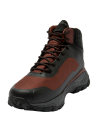 Calzado rojo de trail running, minimalista y resistente, combina con ropa casual y deportiva para días lluviosos.