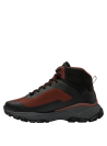 Botín rojo para hombre con enfoque en funcionalidad, nombres grabados en la suela, perfecto para terrenos variados.
