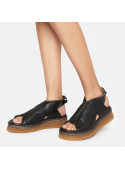 Sandalia negra de cuero Felmini para mujer, estilo casual, con taco plano de 5 cm y punta abierta.