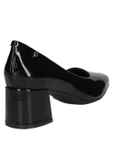 Calzado stiletto cerrado de cuero negro, estilo minimalista y sofisticado, perfecto para reuniones laborales.