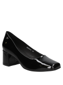 Zapato de cuero negro charol para mujer, diseño clásico y elegante con taco grueso, ideal para eventos formales.