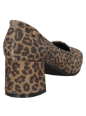 Sofisticado zapato stiletto de cuero charol animal print para mujer, perfecto para reuniones laborales y ambientes formales.