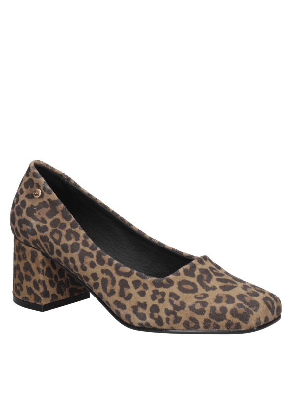 Zapato de cuero negro charol para mujer, diseño clásico y elegante con taco grueso, ideal para eventos formales.