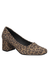 Zapato de mujer en cuero charol animal print con diseño minimalista y taco grueso, ideal para eventos formales y elegantes.