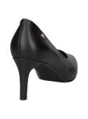 Calzado femenino de cuero negro, estilo vestir, con taco aguja que eleva la presencia.