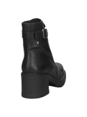 Botín de cuero negro, estilo utilitario con detalles metálicos, perfecto para combinar con atuendos modernos.
