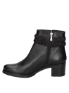 Botín negro de mujer, estilo urbano chic, con detalles artesanales y contemporáneos, adecuado para salidas informales.