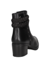 Botín de cuero negro para mujer, equilibrando elegancia y funcionalidad, ideal para eventos casuales.