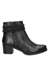 Botín casual de cuero negro con tachuelas laterales, perfecto para combinar con jeans o faldas midi.