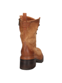 Elegante botín de cuero camel con punta redonda y caña alta de 16.5 cm, perfecto para cualquier ocasión.
