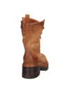 Elegante botín de cuero camel con punta redonda y caña alta de 16.5 cm, perfecto para cualquier ocasión.