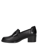 Zapato de cuero negro para mujer, estilo casual, con forro de poliuretano y altura de caña de 5.7 cm.