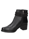 Botín negro de mujer en cuero con diseño elegante y moderno, ideal para un estilo casual y urbano chic.