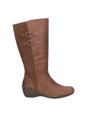 Elegante bota de cuero café para mujer, con suela elevada y diseño sobrio, perfecta para combinar con jeans o vestidos.