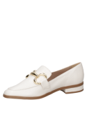 Mocasín de cuero blanco para mujer, diseño atemporal con detalle metálico, versátil para trabajo o salidas sociales.