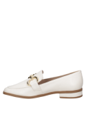 Zapato de mujer en cuero blanco, mocasín con hebilla decorativa, combina comodidad y estilo para uso diario o social.
