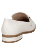 Mocasín blanco de cuero para mujer, diseño clásico con adorno metálico, ideal para eventos formales y casuales.