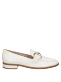 Mocasín de cuero blanco para mujer con detalle metálico, ideal para reuniones casuales elegantes.