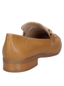 Mocasín camel de cuero para mujer con hebilla metálica, ideal para reuniones y salidas.