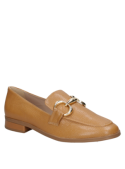 Zapato mocasín camel de cuero para mujer, casual y clásico, con hebilla doble, ideal para el trabajo.