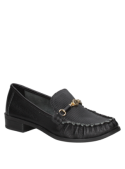 Zapato mocasín negro de cuero para mujer, estilo casual y clásico, con costuras visibles y cadena metálica decorativa.