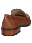 *Mocasín clásico de cuero café, diseño casual femenino con detalles en cadena metálica para un estilo sofisticado.