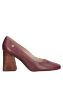 zapato burdeo de cuero con tacón ancho y cuadrado, perfecto para combinar con trajes sastre o faldas midi.