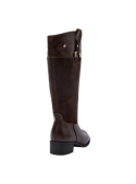 Bota café de mujer con ajuste ceñido a la pierna, cómoda y sofisticada, ideal para otoño e invierno en Chile.
