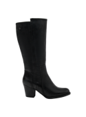 Bota negra de cuero para mujer, diseño sobrio y elegante, ideal para combinar con jeans ajustados en un look casual.