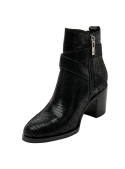 Botín casual de cuero negro para mujer, sofisticado con correa y patrón reptil, ideal para look urbano chic.
