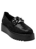 Caña de 7 cm en zapato negro casual de cuero para mujer, versátil y elegante.