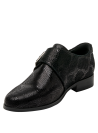 Calzado de cuero negro femenino, estilo Oxford casual, con detalle de hebilla y forma estilizada.