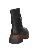 Bota casual de cuero negro con suela gruesa y dentada, adecuada para paseos informales por la ciudad.