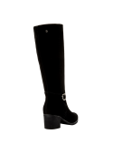 Bota negra de mujer en cuero gamuzado, ideal para un look casual y elegante en invierno.