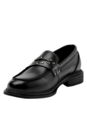 Elegante zapato mocasín negro de cuero para mujer, con suela gruesa y detalles metálicos, adecuado para salidas urbanas.