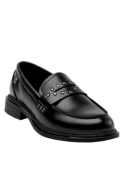 Mocasín negro de cuero con tachas, elegante y moderno, ideal para reuniones de trabajo o eventos profesionales.