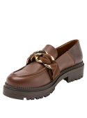 Mocasín casual de mujer en cuero café, con textura reptil y suela de tracción, perfecto para estabilidad al caminar.