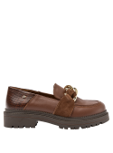 Zapato mocasín café de cuero con cadena en el empeine, ideal para uso diario, combina estilo sofisticado con comodidad.