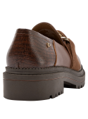 Mocasín casual de cuero café para mujer con detalle de textura reptil en talón y costados, suela robusta y plataforma.