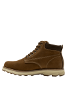 Botín casual café para hombre en cuero gamuzado, con detalles de costura artesanal y acolchado para comodidad.