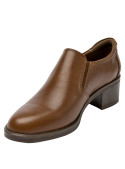 Elegante zapato de cuero café para mujer, diseño atemporal con altura de caña de 5.7 cm.