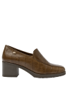 Calzado de cuero café de estilo casual, con taco bloque y detalles elegantes para uso diario.