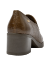 Zapato de cuero café para mujer con taco bloque y punta cuadrada, ideal para un estilo casual.